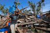 Самым губительным за всю историю Филиппин был прошедший через ее территорию год назад супертайфун «Хайянь». Официально число погибших увеличивается и по сей день и уже превышает 6,3 тысячи человек. Более тысячи человек остаются в списках пропавших без вести. Супертайфун полностью уничтожил или частично повредил 1,1 миллиона домов и лишил крова над головой четыре миллиона человек. Ущерб от удара стихии оценивается в 11 млрд долларов.