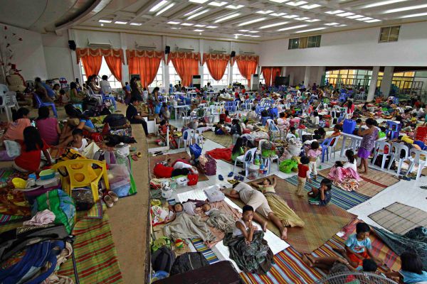 После массовой эвакуации местные власти заявили, что эвакуационные центры переполнены и не хватает средств принять всех людей. 