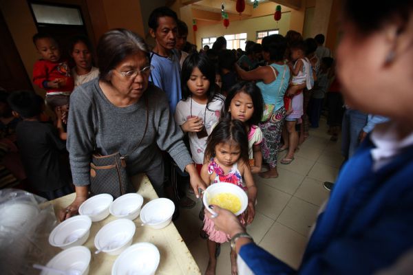 В рамках объявленной властями принудительной эвакуации свои дома покинули почти 900 тысяч жителей центральной части Филиппин.