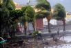 Первый удар стихии пришелся на город Долорес в провинции Восточный Самар. В результате сильного ветра и проливного дождя Долорес и несколько близлежащих населенных пунктов лишились электроэнергии, были повалены деревья.