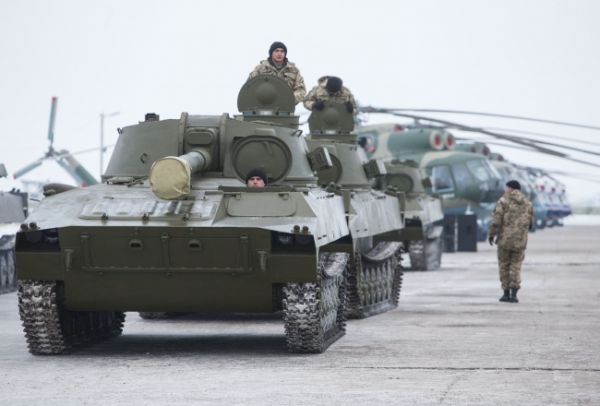 Бойцам АТО передали новые танки, БТР, артустановки и вертолеты