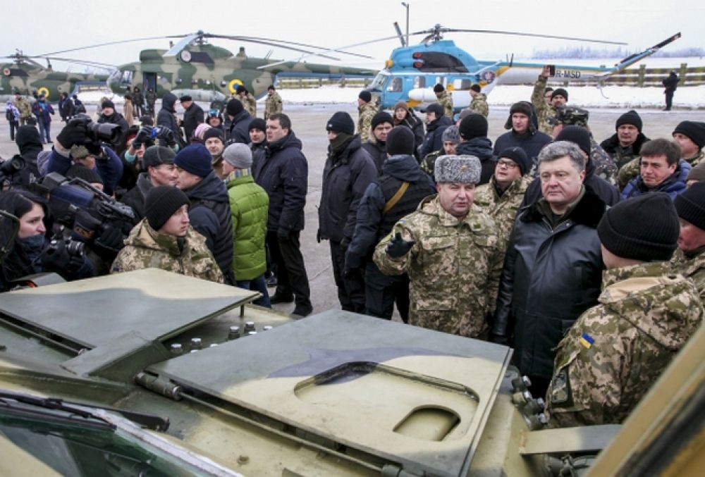 Бойцам АТО передали новые танки, БТР, артустановки и вертолеты