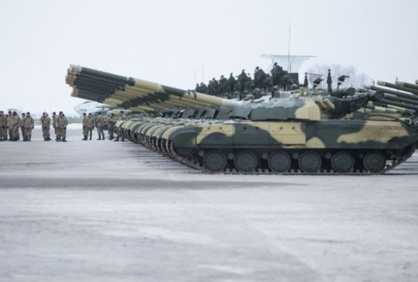 Бойцам АТО передали новые танки, БТР, артустановки и вертолеты