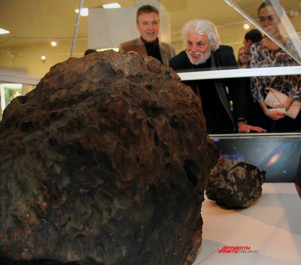 Микеле Плачидо представилась возможность прикоснуться к метеориту