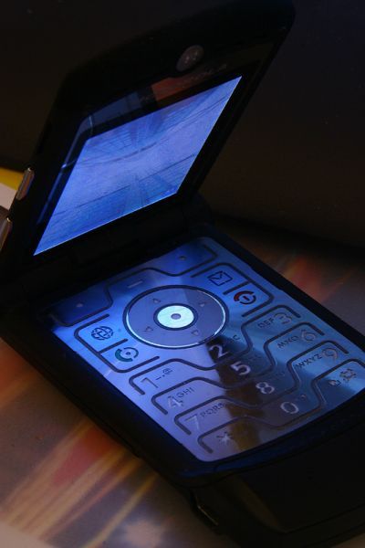 В 2004 году Motorola выпустила модель RAZR V3, позиционировавшуюся как флагманский телефон того времени. На фоне продукции конкурентов RAZR V3 выделялся небанальной внешностью и тонким профилем. Телефон был выполнен в виде «раскладушки», очень популярной в то время, когда блокировка клавиатуры была не самой надёжной.