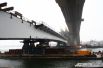 Длина центральной мостовой конструкции 130 метров, вес 880 тонн.