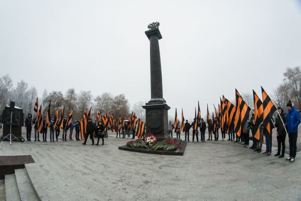 Во флешмобе приняли участие около тысячи человек: школьники и студенты, сотрудники брянских компаний, чиновники.