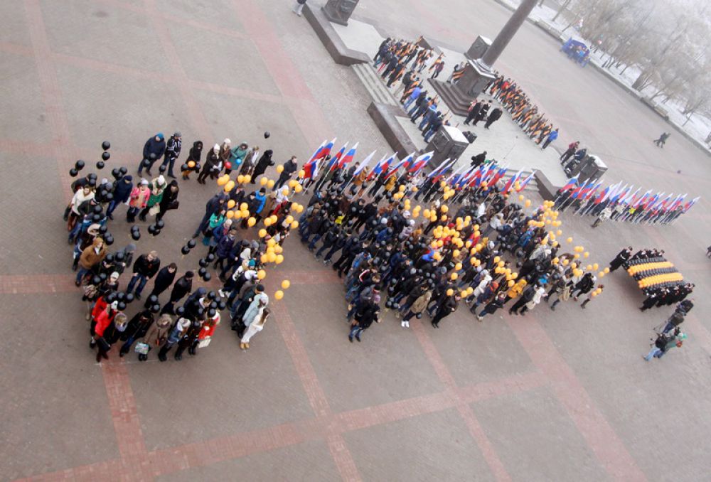 300 человек взяли в руки воздушные шары и сложили своими телами слово Брянск.