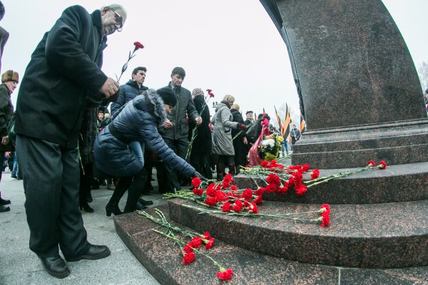 Жители Брянска возложили цветы к подножию памятной стеллы.