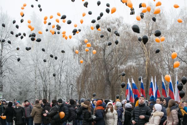 В небо над Брянском поднялись несколько сотен воздушных шаров.