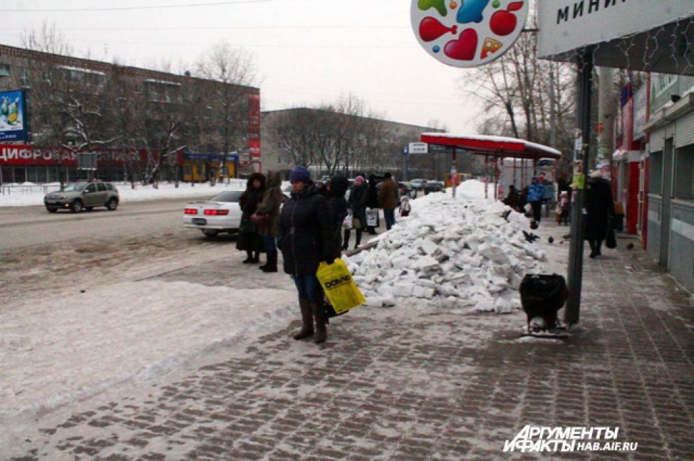 Автобусная остановка в районе трогового центра ЭВР