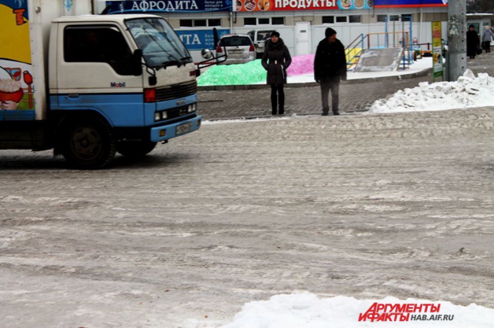 Часть дороги на Ворошилова перед торговым центром