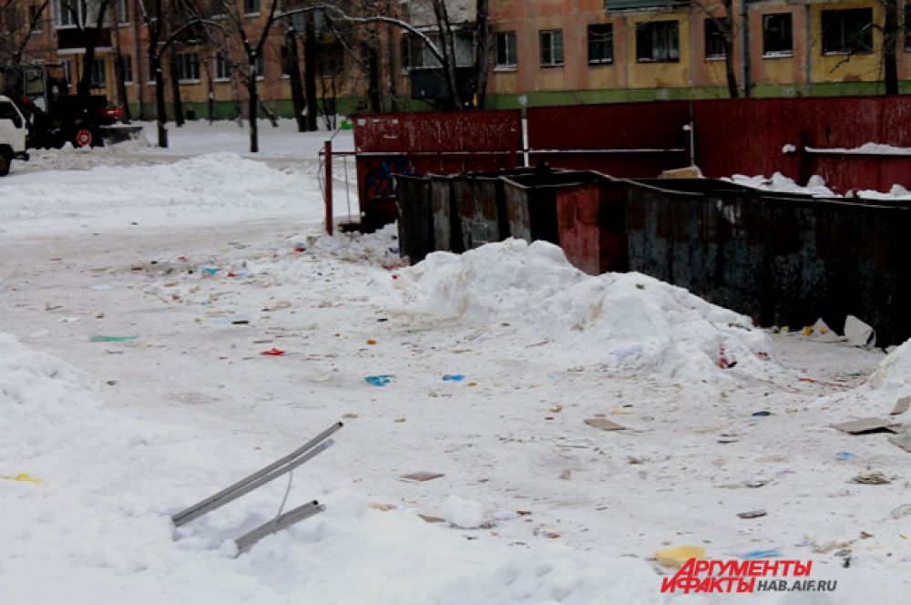 Коммунальщикам давно велели освободить подъезды к мусорным контейнерам. Это - территория УК «Амурлифт»
