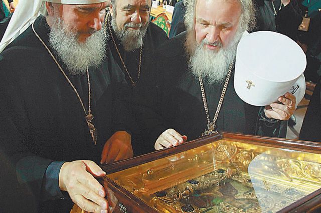 Москва, 2009 г. Митрополит Кирилл у чудотворной иконы. На следующий день он будет избран Патриархом Московским и всея Руси.