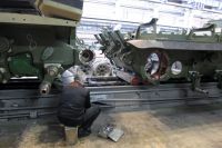 Сборка танков в производственном цехе «Уралвагонзавода»