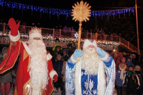 Наконец главный Дед Мороз из Великого Устюга объявил победителя - им стал Дед Мороз из Когалыма.