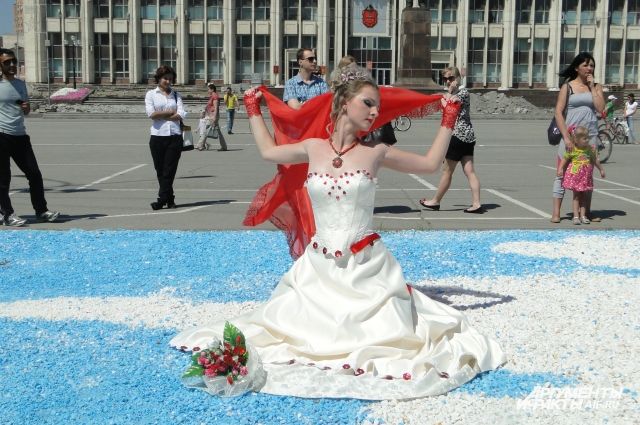 В Туле ежегодно проходят парады невест, а теперь заново надеть белое платье можно и в ЗАГС.