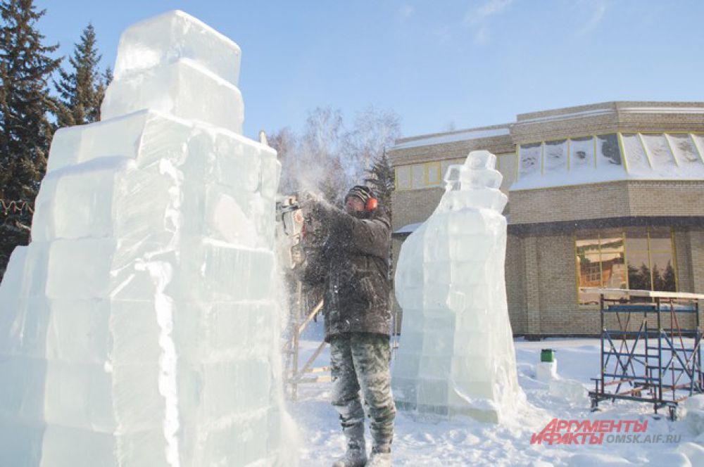 В Советском парке строят ледовый городок.