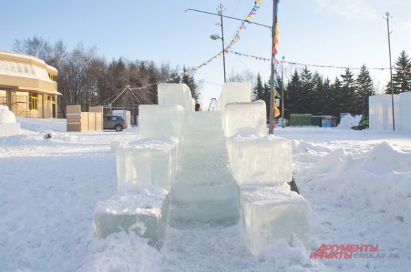 В Советском парке строят ледовый городок.