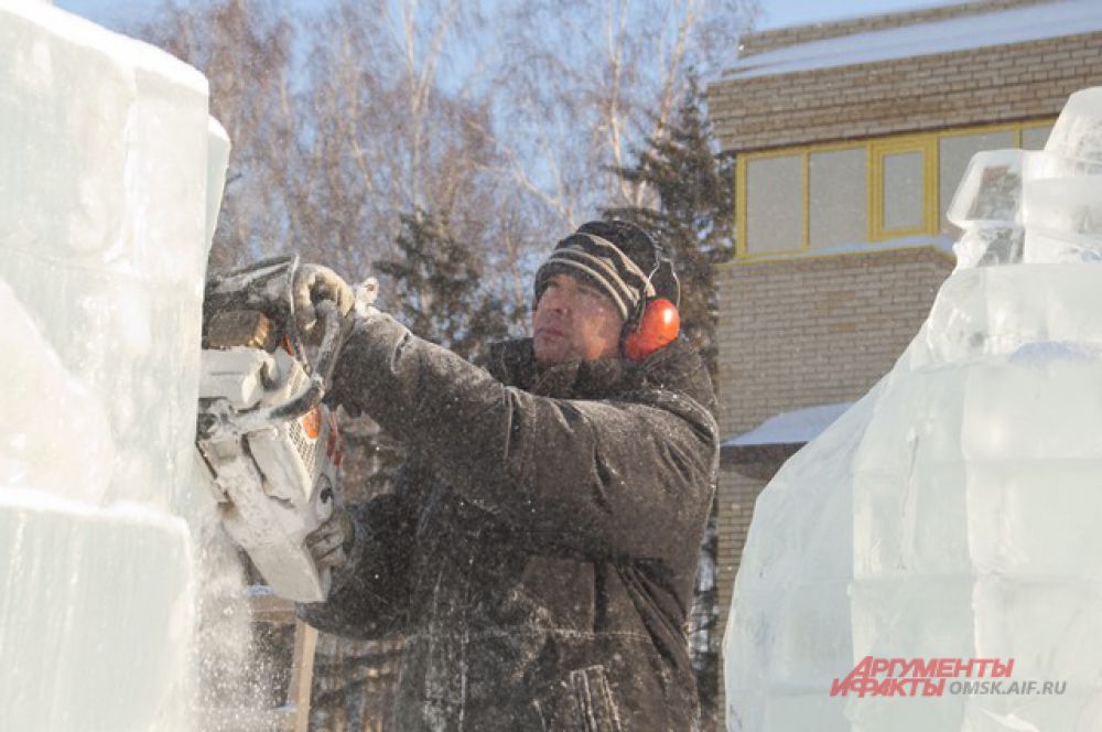 В Советском парке строят ледовый городок.
