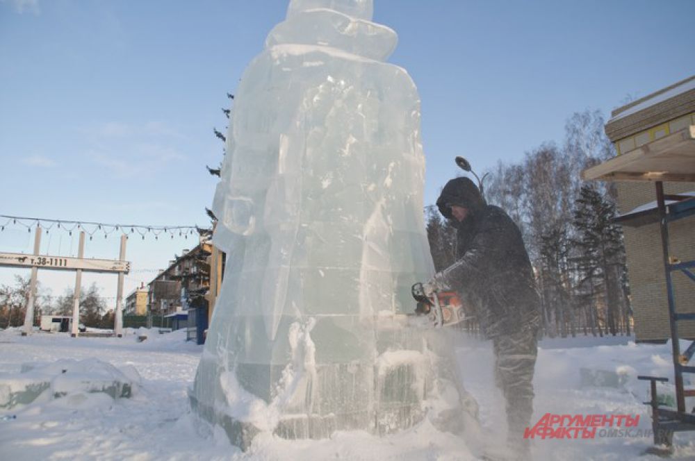 В Советском парке строят ледовый городок.