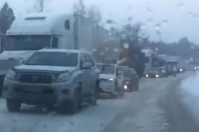 Автомобильная пробка образовалась во время снегопада на трассе М-55 в Слюдянском районе.
