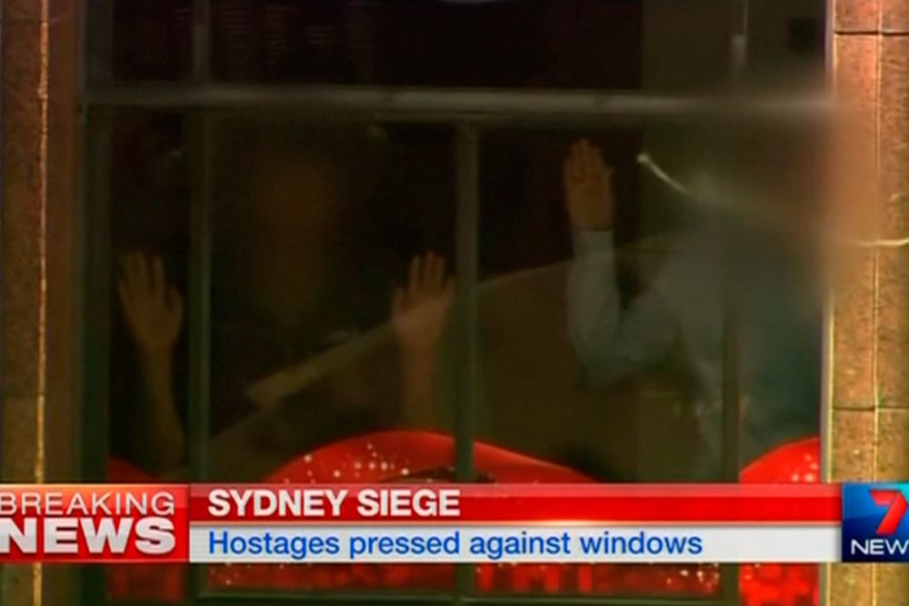 Террористы выдвинули требования. Сообщается, что они хотят встречи с премьер-министром Австралии Тони Эбботом.