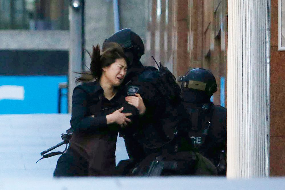 Сообщается, что нескольким заложникам удалось сбежать из захваченного кафе в центре Сиднея. Очевидцы говорят, что видели минимум трех человек, выбегающих из кафе. 