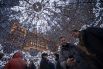 Москвичи фотографируются внутри гигантского елочного шара высотой 11, 5 метра, который установлен на Манежной площади.
