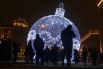 Гигантский елочный шар высотой 11, 5 метра на Манежной площади. На украшение шара, претендующего на место в Книге рекордов Гиннесса, ушло 9,5 км светодиодной гирлянды.