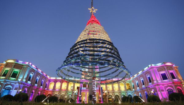 В столице Парагвая возле президентского дворца красуется рождественская елка из переработанных отходов. Каждый праздник ее осветляют цветными огнями