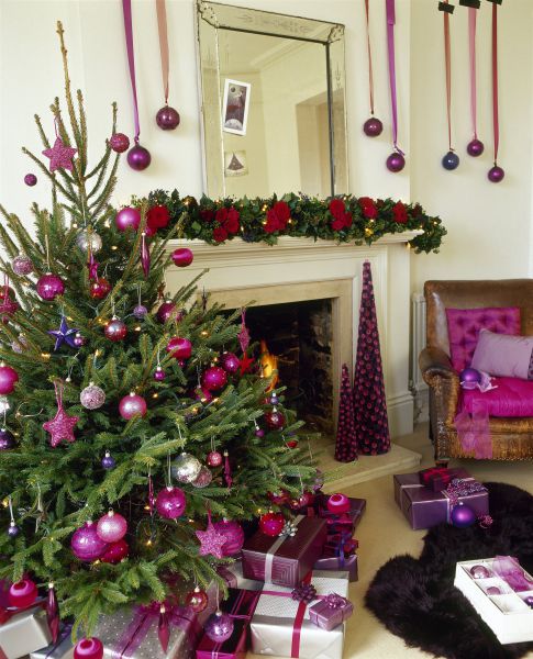 «Фиолетовый каскад». Всплеск всех оттенков фиолетового и розового цветов привнесут в празднование Нового года яркость. Цвет вдохновения и умиротворения. Используйте шары и звездочки для украшения новогоднего дерева. В таком же тоне выберите упаковочную бумагу для подарков