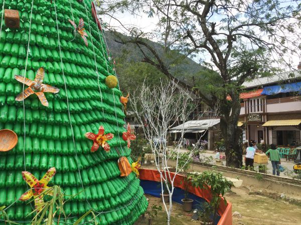 Большая рождественская елка из пластиковых бутылок была возведена в Эль Нидо на острове Палаван на Филиппинах