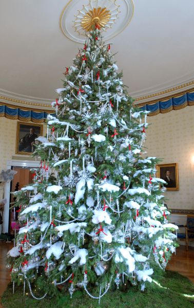«Снежное очарование». Вспомните, как при дефиците товаров мы украшали елки с помощью ваты. В этом варианте декора новогоднего деревца руководствовались тем же принципом. Добавьте также большие белые бусины, нанизанные на нитки
