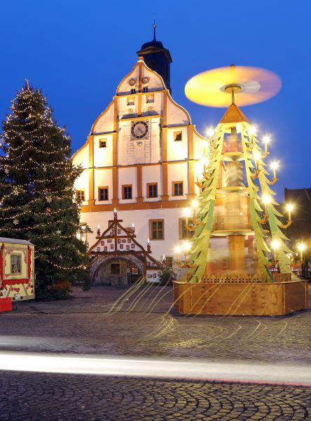 Немцы установили на рыночной площади в Гримме рождественскую елку в виде «летающей тарелки»