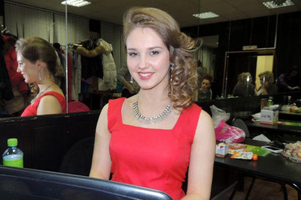 Мария Синева - тележурналист и даже на конкурсе не расстается с ноутбуком.