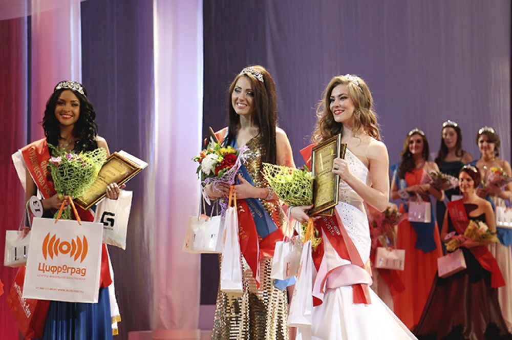 Три вице-мисс конкурса - Анастасия Яковлева, Виолетта Чиковани и Анастасия Калюжная.  
