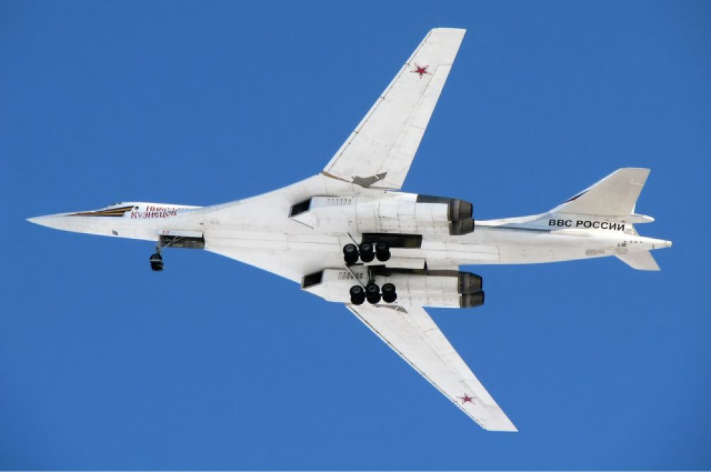 Ту-160 оснащен ракетами Х-55СМ с ядерной боеголовкой. Дальность полета каждой ракеты – около 2500 км.