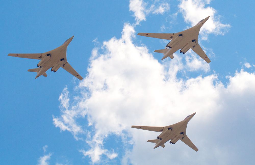 Первым американцем, побывавшем на борту Ту-160, стал министр обороны США Фрэнк Карлуччи, посетивший авиабазу в Кубинке в 1988 году. Пытаясь попасть в кабину самолета, он ударился головой о электрощиток. Впоследствии летчики стали называть его «щитком Карлуччи».