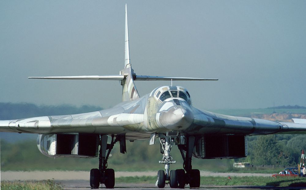 Ту-160 - самый крупный и самый мощный в истории военной авиации сверхзвуковой самолёт с изменяемой геометрией крыла, а также самый тяжёлый боевой самолёт в мире.