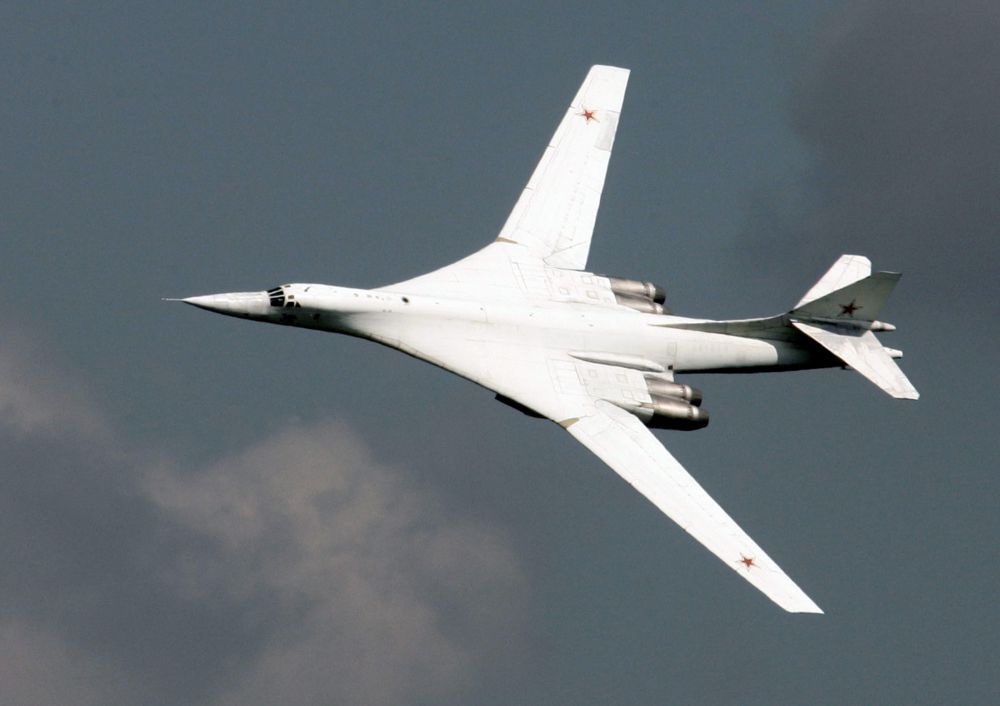 Российские летчики прозвали Ту-160 «Белым лебедем», а по кодификации НАТО он называется Blackjack («дубинка»).