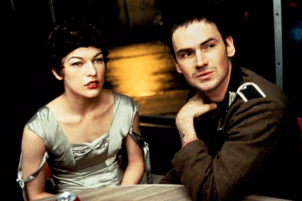 В 2000 году на открытии Берлинского кинофестиваля состоялась премьера нового фильма с участием Йовович и Мела Гибсона — картины Вима Вендерса «Отель „Миллион долларов“» по сценарию солиста группы U2 — Боно. Картина получила «Серебряного медведя».