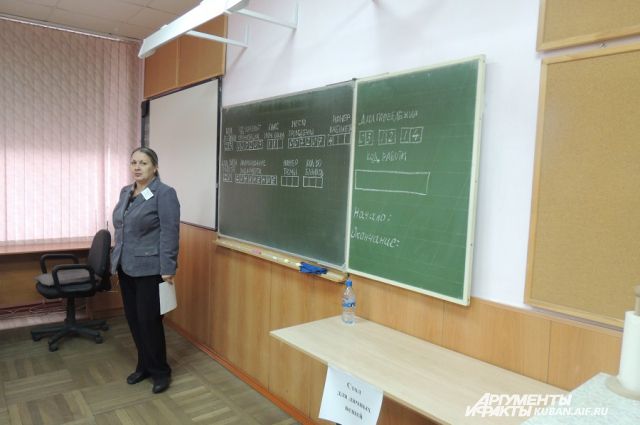 Зарплата учителя должна быть не ниже 30 000 рублей.