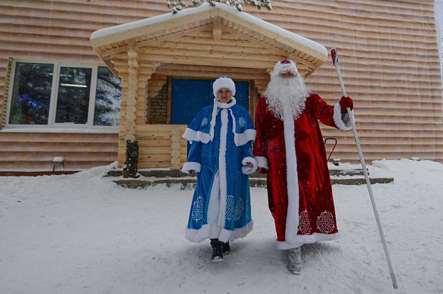 Главный приморский Дед Мороз и Снегурочка.
