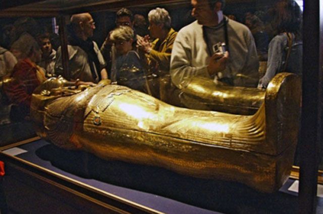 Золотой саркофаг Тутанхамона в Египетском музее в Каире. 