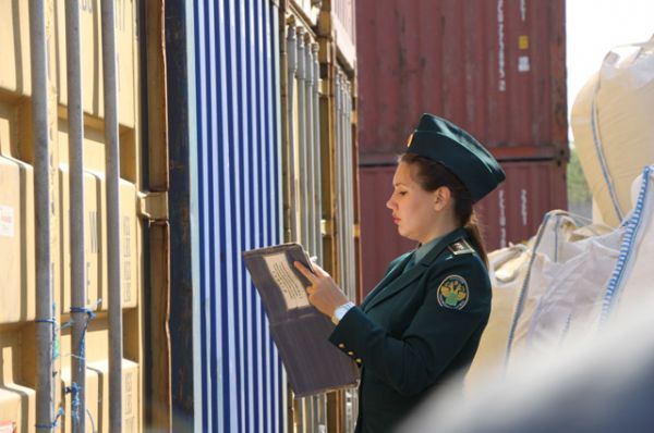 Сотрудники Ростовской таможни осуществляют таможенный контроль на всех направлениях перемещения товаров через государственную границу.