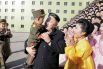 Ким Чен Ын с семьями солдат Корейской народной армии.