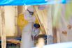 Медицинский работник в центре для больных лихорадкой Эбола.
