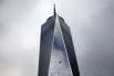 Сломанная строительная подвесная люлька с мойщиками окон, застрявшая на уровне 50-го этажа Всемирного торгового центра 1 в Нью-Йорке. Рабочие находились там в течение двух часов, пока их не спасли пожарные.