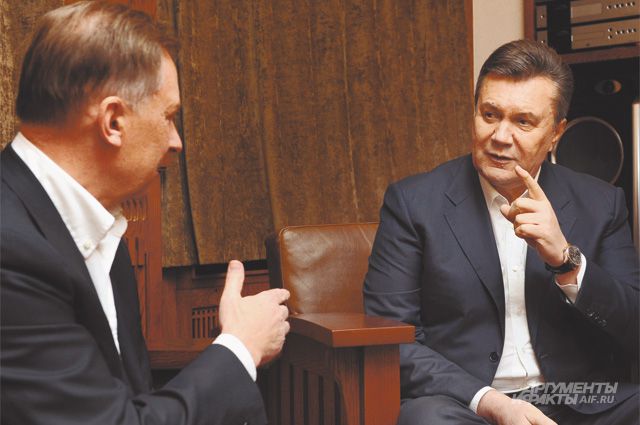 Николай Зятьков и Виктор Янукович во время интервью